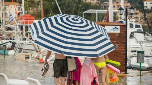 NEVREME NAPRAVILO HAOS U ASPROVALTI: Srbi sa decom tražili zaklon, zbog jednog peškira izbila rasprava