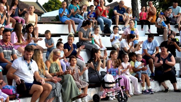 РАДОСТ НАЈМЛАЂИХ ЋУПРИЧАНА: Крај Мораве одржан дечји музичко-сценски програм
