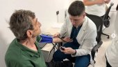 DOK BLOKADERI ŠIRE MRŽNJU, ĆACI POMAŽU NARODU! Miloš Pavlović u mobilnoj ambulanti obišao meštane dva sela (FOTO)