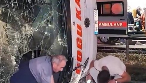 TEŠKA SAOBRAĆAJNA NESREĆA U TURSKOJ: Autobus se prevrnuo, 40 osoba završilo u bolnici (VIDEO)