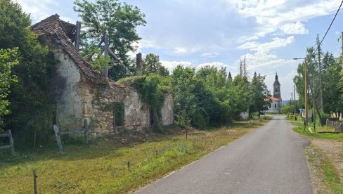 НЕКАД СУ НАМ  БИЛЕ ПУНЕ КУЋЕ, А САДА ЈЕДВА СРЕТНЕШ ЧОВЕКА: У Рујевцу на Банији, са Србима који опстају и стварају упркос свим изазовима