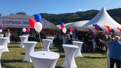 SVE SPREMNO ZA DOČEK PREDSEDNIKA: Meštani zlatiborskih sela pristižu na skup