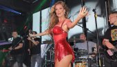 TEA TAIROVIĆ POPISALA STANOVNIŠTVO U CRNOJ GORI: Pojavila se u Budvi u crvenom trikou, publika pala u trans (FOTO)