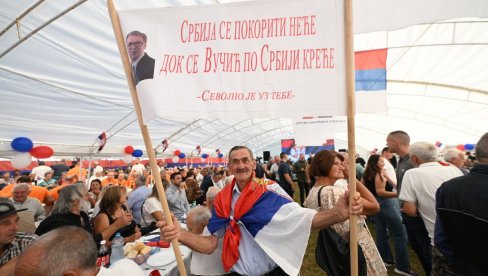 ОВАЈ ТРАНСПАРЕНТ ЈЕ ОБЕЛЕЖИО СКУП У ДРЕЖНИКУ: Ево шта су поручићи Вучићу