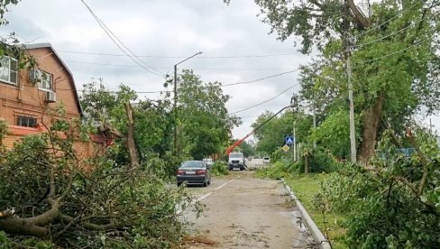 RUSIJU POGODILO SILOVITO NEVREME: Vanredno stanje, desetine povređenih i masovni nestanci struje (FOTO)