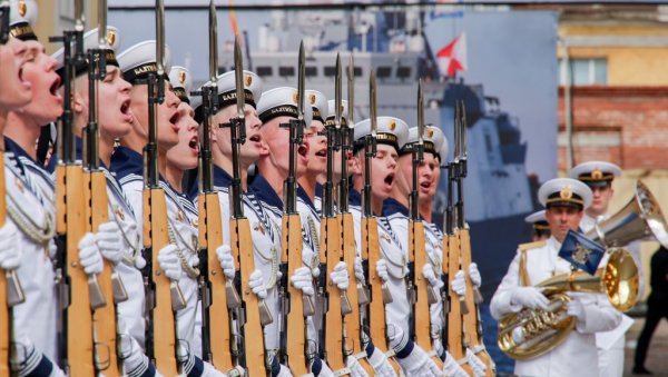 ПУТИН ЧЕСТИТАО ДАН РАТНЕ МОРНАРИЦЕ: Лично поздравио војне морнаре у Санкт Петербургу