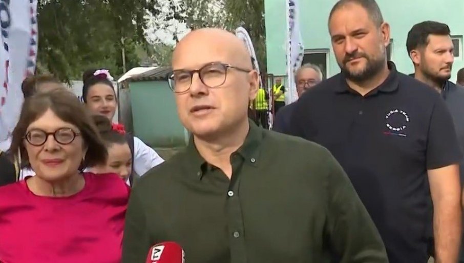 АЛЕКСАНДАР ВУЧИЋ ЗА ПРЕМИЈЕРА - УЈЕДИЊЕНА СРБИЈА Вучевић загрмео из Шајкаша - Не дамо Војводину, џабе су чували +384 позивни број