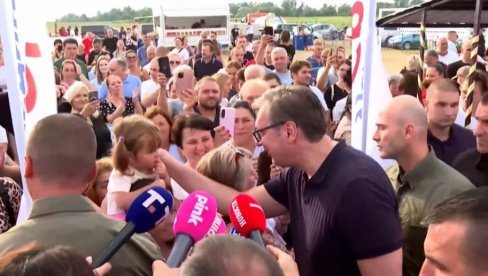 VUČIĆ SA NARODOM U BANOVOM POLJU KOD BOGATIĆA: Okupio se veliki broj građana, vijore se srpske trobojke (FOTO/VIDEO)