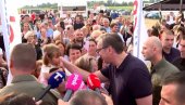 ВУЧИЋ СА НАРОДОМ У БАНОВОМ ПОЉУ КОД БОГАТИЋА: Породица је стуб српског друштва (ФОТО/ВИДЕО)
