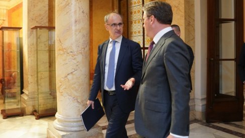ПОСЛАНИЦИ РАСПРАВЉАЈУ О НЕПОВЕРЕЊУ ВЛАДИ: Почело ванредно заседање Скупштине (ВИДЕО)
