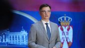 SIROMA, ČITA ONO ŠTO JE VEĆ REŠENO! Jovanov ismejao nesposobnu opoziciju: Dok vi čitate bajke, Vučić je problem već rešio!