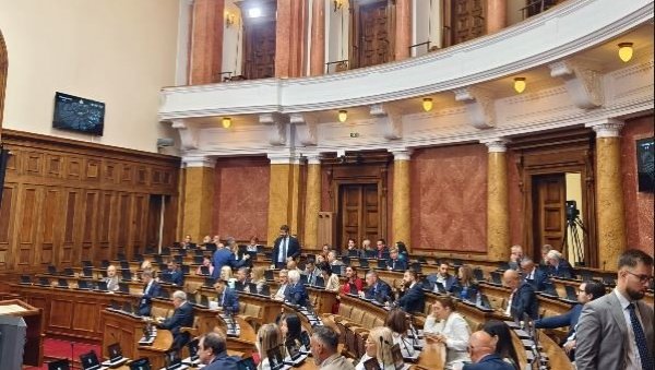 НЕРАД ОПОЗИЦИЈЕ ПОНОВО НА ДЕЛУ! Траже седницу Скупштине, па се на истој ни не појаве, а плата им редовно леже на рачун (ФОТО)