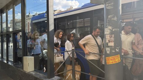 IZ AUTOBUSA - NA STUBIĆE: Muke građana na Terazijama, pri izlasku iz gradskog prevoza