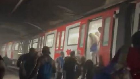 ПОВРЕЂЕНО СКОРО 140 ОСОБА: Букнуо пожар у метроу, путници насилно отворили врата (ВИДЕО)