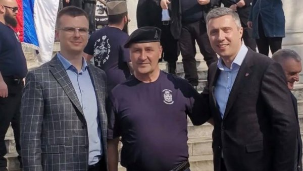 СВАКИ КОМЕНТАР ЈЕ СУВИШАН: Мушкарац који је претио Вучићу одсецањем главе у друштву Парандиловића и Обрадовића (ФОТО)