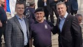 FOTOGRAFIJA SVE GOVORI: Muškarac koji je pretio Vučiću odsecanjem glave u društvu Parandilovića i Obradovića