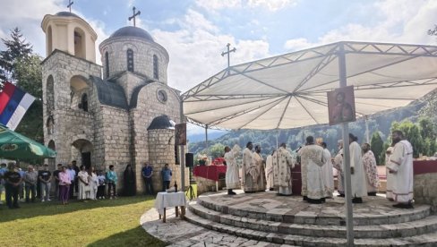 JOŠ ODJEKUJE JAUK MAJKI I VRISAK UBIJENE DECE: Obeležene 82 godine od genocida nad Srbima kod Plava (FOTO)