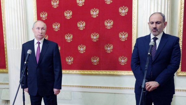 ПРЕТИ МУ ПАРАДАЈЗ РЕВОЛУЦИЈА: Иако се трудио да се приближи ЕУ, Пашињан моли Путина за помоћ