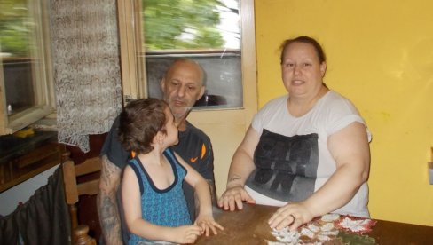SAMO NADA VEĆA OD NEMAŠTINE: Tročlana porodica iz Odžaka živi bez ikakvih prihoda