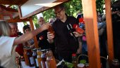 JAVILA SE BAKA IZ DREŽNIKA I RAZBILA BLOKADERSKU FABRIKU LAŽI: Muka mi je od ološa, ruku sam podigla da bih Vučiću nešto poklonila (VIDEO)
