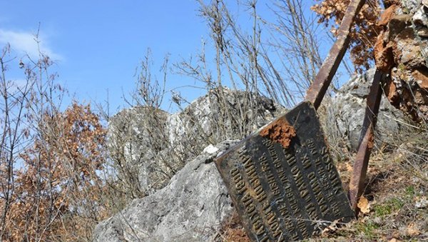 ПОКУШАВАЈУ ДА УБИЈУ ИСТИНУ: Поново срушена спомен-плоча отетим српским новинарима код Ораховца