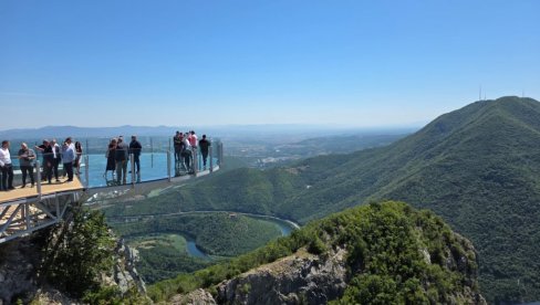 POGLED KOJI ODUZIMA DAH: Novi stakleni vidikovac na Kablaru spreman za prve posetioce (FOTO/VIDEO)