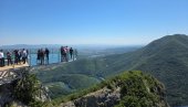 POGLED KOJI ODUZIMA DAH: Novi stakleni vidikovac na Kablaru spreman za prve posetioce (FOTO/VIDEO)
