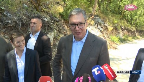 ВУЧИЋ НА КАБЛАРУ Председник присуствује отварању стакленог видиковца: На 132 тоне је тестиран (ВИДЕО)