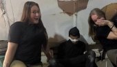 POZIRAJU PORED VEZANOG PALESTINCA: Fotografija pripadnica izraelske vojske izazvala talas osuda na internetu (FOTO)