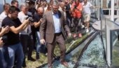 BLOKADERI POTPUNO PUKLI: Montiraju fotografije da je stakleni vidikovac na Kablaru pukao