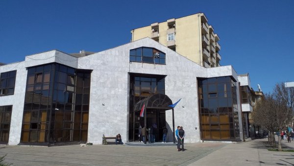 ПОЛИЦАЈКА (29) ИЗ НЕГОТИНА ИЗВРШИЛА САМОУБИСТВО: Супругу јавила да га воли и да чува њиховог сина, па пуцала себи у главу