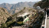 AUTOBUS SMRTI PAO U PROVALIJU: Stravična nesreća na severu Alžira - desetine mrtvih, spasioci izvlače žrtve (FOTO/VIDEO)