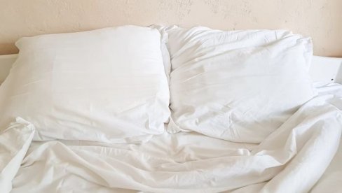 JEDINI NAČIN DA PONOVO BUDU ČISTI KAO PRVOG DANA: Kako oprati požutele jastuke?