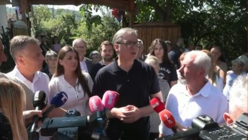 PREDSEDNIK U POSETI SELU TEMSKA: Vučić obilazi gazdinstvo porodice Pančić (VIDEO)