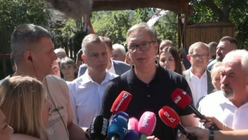 ПРЕДСЕДНИК У ПОСЕТИ СЕЛУ ТЕМСКА: Вучић обилази газдинство породице Панчић (ВИДЕО)