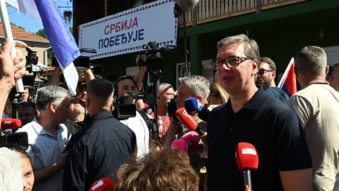 ПРЕДСЕДНИК ОБИЛАЗИ ЈУГОРИСТОК СРБИЈЕ: Вучић посетио газдинство породице Панчић, саслушао проблеме мештана Темскe (ВИДЕО)