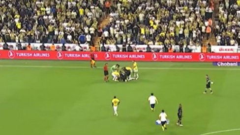 JEZIVO: Fudbaler Fenerbahčea ležao bez svesti, hitno prebačen u bolnicu (VIDEO)