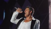 ENERGIJA NA UŠĆU KAKVU RETKO VIĐAMO: Sakis Ruvas priredio beogradskoj publici spektakl na Dragi Bravo festivalu (FOTO)